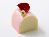 【TAKEOUT-PIERRE HERMÉ PARIS-Noël Pâtisserie 2025】 ビュッシュ イスパハン(高さ5.5cm 幅6cm 奥行5.5cm) ¥1,350