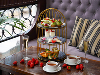 オフィシャルWEB予約限定【苺のアフタヌーンティー】＋乾杯酒＆カフェフリー（平日限定）