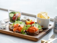 [Light Meal Set] Smoked salmon, capers, potato salad, craft cornbread sandwich, and cream soda | 2,600 yen
