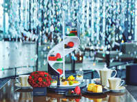 【12/17迄受付/土日祝/早割18%OFF】コンラッド大阪×ニコライ バーグマン フラワーズ & デザイン 「Blooms & Bites」 ストロベリーアフタヌーンティー