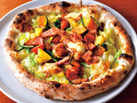 豊栄野菜と自家製燻製チーズとベーコンのピッツァ