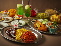 \ 昭和100年記念 / 昭和レトログルメフェア開催！【大人・ランチ】ハーフビュッフェ(昭和レトロなメインディッシュ+クリームソーダ+サラダ・オードブル・デザートビュッフェ)