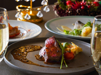 【クリスマスディナー2025★個室確約｜乾杯酒付】Xmasを彩る 肉魚のWメインに特製Xmasデザートなど全6皿（12/23限定）