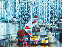 【12/20-12/25限定】WEB12%OFF/プリザーブドフラワーボックス＆コンラッドホリデーベア付き「Blooms & Bites」 クリスマスストロベリーアフタヌーンティー 