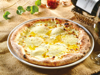 花畑牧場のモッツァレラチーズと自家製クリーミーチーズのクアトロ・フォルマッジピッツァ