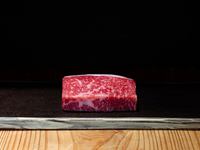 【星の和牛・赤牛&星の和牛・黒毛和牛サーロインステーキ食べ比べ】希少な星の和牛の赤牛&黒毛和牛サーロインの厚切りステーキの食べ比べが出来るプレミアムコース！