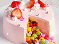 いい夫婦にも最適！お誕生日や記念日のサプライズに最適！ギミックケーキがついたアニバーサリーランチが登場。可愛らしいピンク色の生クリームとカラフルなチョコレートのお菓子が、パーティーを華やかに盛り上げます。