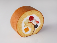 新フルーツロールケーキ￥968（サ料15％別）※現地決済