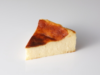 バスクチーズケーキ￥990（サ料15％別）※現地決済