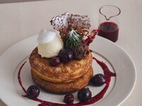 【12月限定】平日だけのお得なフリードリンクセット / チェリーとショコラムースのフォレノワールパンケーキ グリオットチェリーソース