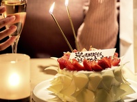 【アニバーサリーシェアプラン】“乾杯スパークリングワイン×ディナー人気メニュー厳選のフード5品×ホールケーキ