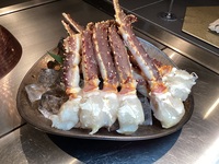 Curso de agradecimiento del 1.er aniversario: Ensalada de mariscos, cangrejo real, vieiras, teppanyaki de salmón Shinshu y filete de res negra japonesa (8 platos en total)