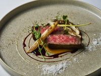 [New Year's holiday limited plan] Guaranteed window seat + glass of champagne, 5 dishes including grilled Japanese black beef loin with truffle sauce