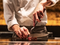 [DÉJEUNER] Savourez un menu dîner à l'heure du déjeuner, composé de 8 plats.