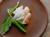 マダイのクルード　発酵ハリッサソースとかぶの浅漬け