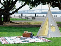 【山下公園の芝生でちょっとリッチなピクニック体験♪】オシャレなテントとマット、お食事の付いたプレミアム・ピクニックセット！