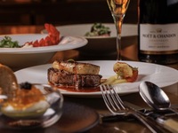 [TS] [Dîner de Noël] Savourez un repas 5 services composé de caviar, de thon rouge, de homard et de Rossini, accompagné de filet de bœuf, de foie gras et de truffes (champagne et dessert inclus).