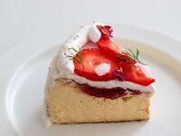 Strawberry baked cheesecake