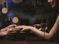 【私人教堂求婚方案】全程由专业策划师协助，并提供包含祝酒酒的晚宴（保证靠窗座位）