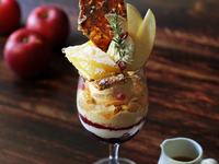 青森産紅玉のアップルパイパフェ