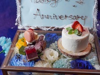 乾杯酒付き！アニバーサリーディナーコース！青や白のお花を敷き詰めたメッセージ付きケーキボックスに炎のカルボナーラ、牛フィレ肉のロッシーニにラクレットチーズをかける贅沢な全5品！(3月1日～3月15日)