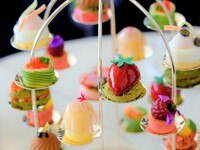 ストロベリーアフタヌーンティーセット（ワイン・カクテルフリーフロー付）