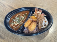 豚と大根の八丁味噌カレー　揚げ野菜＋海老フライ