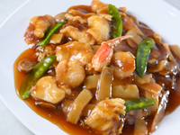 Fried noodles with mixed vegetables and thickened sauce