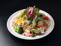 UPMARKETサラダ(季節野菜のグリルと自家製ツナ、自家製ヴィネグレット)