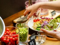 From January 5th [90-minute weekday lunch buffet] Choose your main dish, enjoy a wide selection of desserts, and enjoy free drinks including Kobe tea