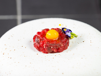 【雪華】12月限定　乾杯ワンドリンク付き　黒毛和牛タルタルなどお肉メインのコース