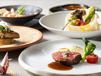 New Year's Dinner Course with a Glass of Champagne and Amuse-bouche (1/2)