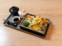 Cơm thập cẩm tempura với tôm tempura và 10 loại rau theo mùa.