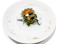 クリスマスリースに見立てたグジュエール  フロマージュブランと林檎の薫香を纏ったキャビアオシェトラ