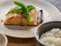 【贅沢ランチ】月替わりテーマで創る旬の里山食材前菜や現代調理のメイン2品のフルコース（年末年始）