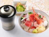 〈テーブル席〉ズワイ蟹と海鮮三昧御飯を堪能！平日限定ランチ