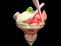 季節のパフェ［2025.冬］苺洋梨ピスタチオパフェ◇日本酒ペアリング