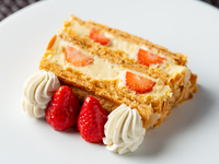 【夜カフェ】苺のミルフィーユ＋グラスシャンパン（モエ・エ・シャンドン）