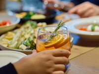 ※1月2日～ご予約可　【新春学生応援プラン♪】120分飲み放題付！旬の味覚を使用した前菜3種とメインには若鶏のハーブグリル、厚切りベーコンのプロシェットをご用意した全5品9種のシェアプラン！