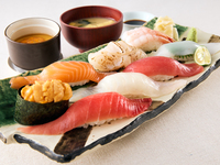 Suất ăn sushi kèm nước sốt