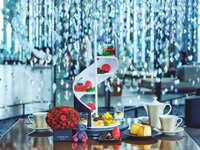 新春セール【WEB20%OFF/土日祝】ホリデーベア付「Blooms & Bites」 ストロベリーアフタヌーンティー