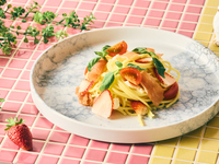 [Special Strawberry Dish] Warm Caprese-style pasta with strawberries and prosciutto