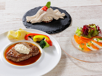 ハーフブッフェランチ 牛フィレ肉のステーキ グレイビーソース　【WEB予約特典有】