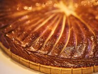 Celebrate the New Year with Galette des Rois! [THE UPPER Steak + Galette des Rois Party (Monday-Thursday, Sunday only)] Main course: charcoal-grilled beef steak with 2 hours of free flow and a large platter sharing course