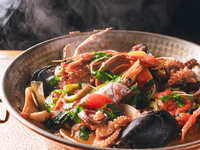 ★海鮮三昧「海の幸・山の幸大皿盛り」「具材たっぷり洋風魚貝蒸し」など★おまかせ8品6皿コース（ウェルカムドリンク付）