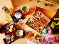 苺×和×TWG【オンライン予約限定オファー】和のアフタヌーンティ ～ はこだて 色彩茶会（しきさいちゃかい）「苺色（いちごいろ）」