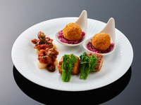 【夜间下午茶】使用排骨与时令蔬菜制作的精致餐架 + 3小时畅饮（2 月 1 日至 3 月 31 日）