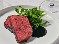 【お祝い・記念日に！特製アニバーサリーホールケーキと乾杯ドリンク付】 シェフ吉田能の豪華な飛騨牛コース（彩りサラダブッフェ付）全5品