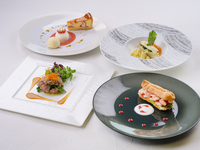 【周年纪念午餐套餐】每月午餐+龙虾浓汤+一杯饮品+纪念花束+纪念甜点。点击此处查看2026年4月及之后的套餐详情。