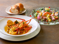 [Curso Bouillabaisse] Desfrute de uma refeição de 5 pratos com lagosta espinhosa e bouillabaisse de frutos do mar. Inclui uma bebida à sua escolha (somente mediante reserva de mesa). A partir de abril de 2026, clique aqui.